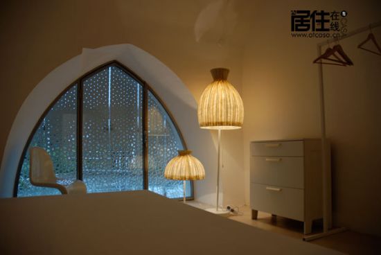 灯光透过带有镂空花纹的铝制金属板照射出来，成为房屋外立面上最大的亮点