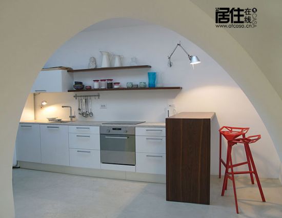 厨房中有Konstantin Grcic为Magis设计的Stool One高脚凳，天花板上，挂着Artemide推出Tolomeo小吊灯。